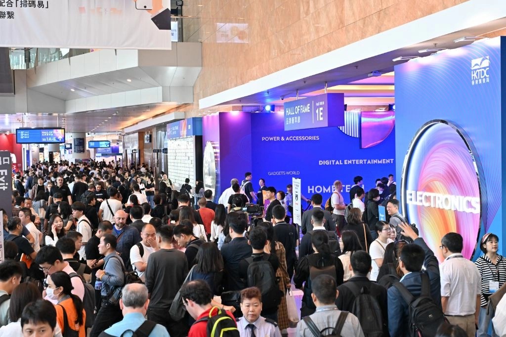 Hong Kong Electronics Fair Spring Edition exhibition hall with buyers and exhibitors