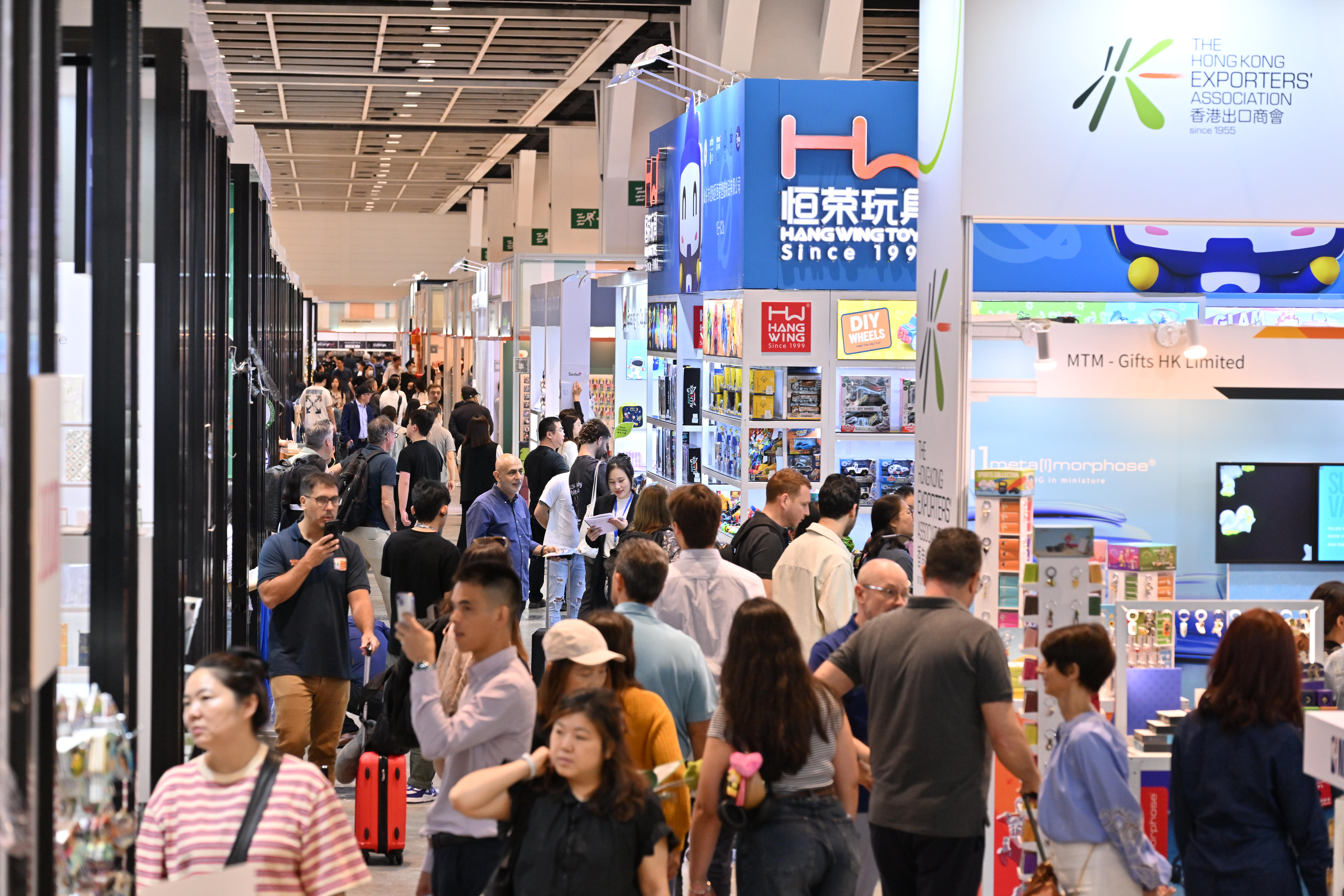 Hong Kong Gifts and Premium Fair exhibition hall with buyers and suppliers